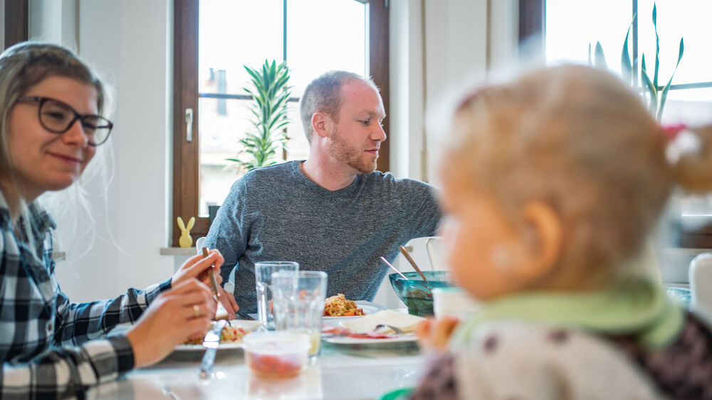 MetallRente Riester Rente - Junge Familie beim Essen