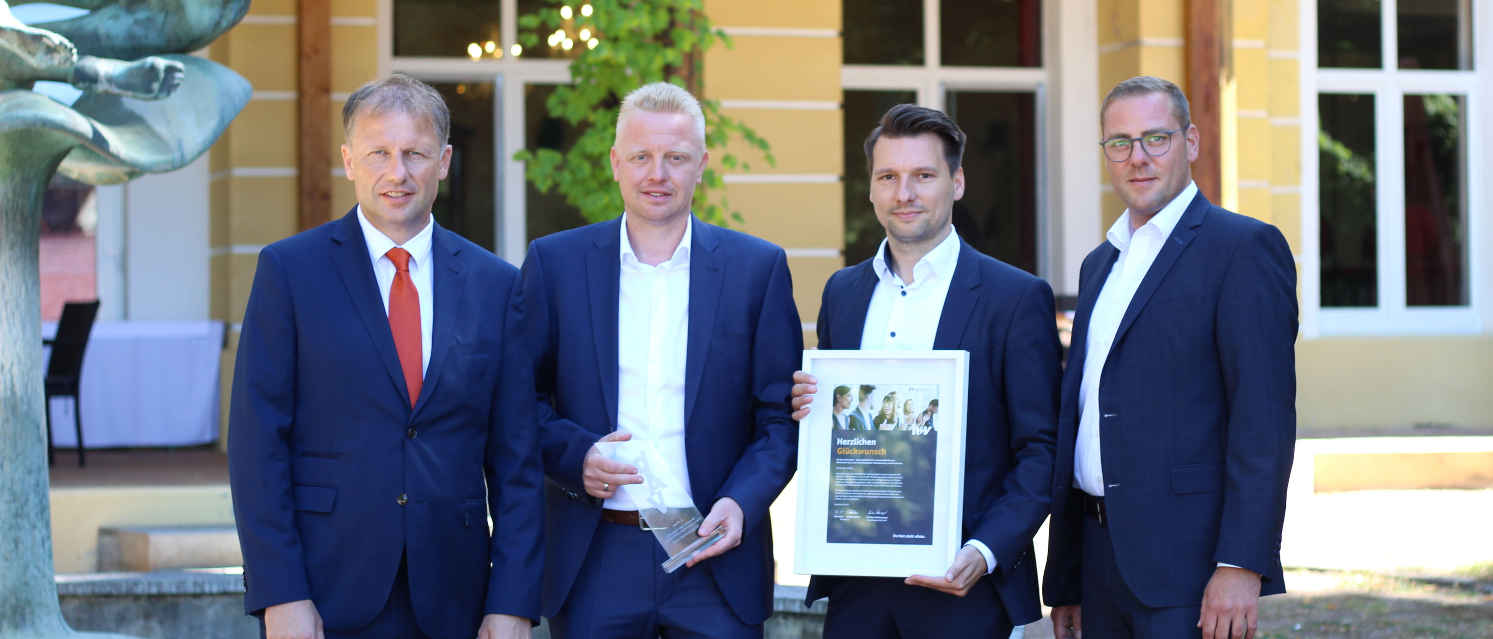 Jan Wettstein, Vorstand Markt VR-Bank Bad Salzungen Schmalkalden eG, Marko Schrön, Geschäftsführer Autohaus Schrön GmbH, Roman Schmidt, Teamleiter Betriebliches Risiko- und Zukunftsmanagement VR-Bank Bad Salzungen Schmalkalden eG sowie Daniel Auer, Vertriebsdirektor R+V Versicherung Südost (von links nach rechts). Foto: VR-Bank Bad Salzungen Schmalkalden eG