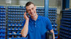 Fabrikangestellter mit Headset in Fabrikhalle