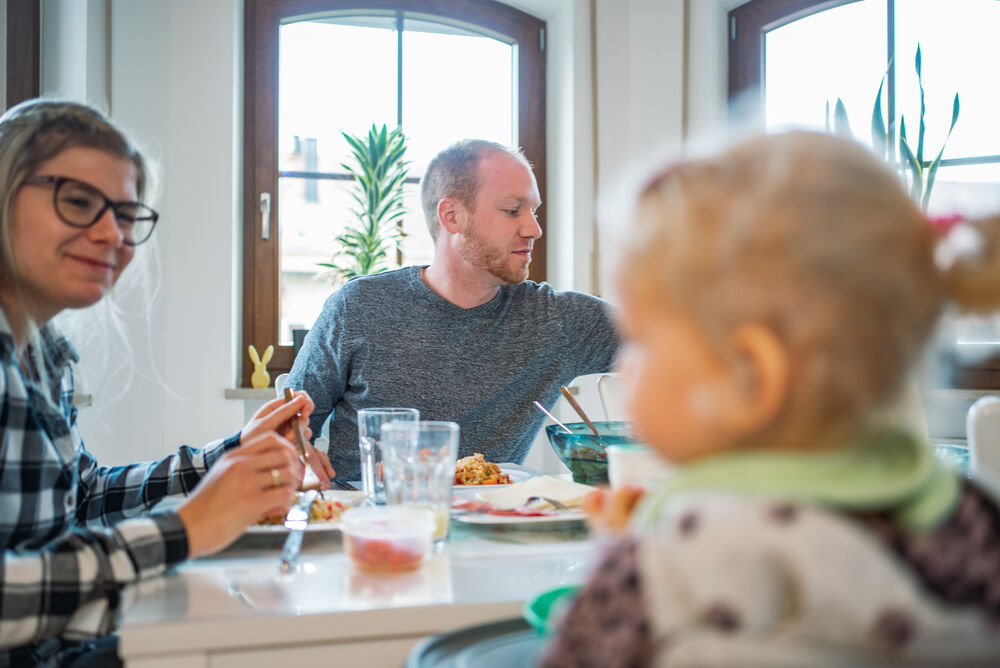 MetallRente Riester Rente - Junge Familie beim Essen
