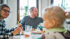 MetallRente Riester Rente - Junge Familie beim Essen