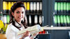 Büroangestellte mit Schnellhefter in der Hand